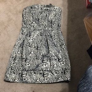 B.Smart strapless dress